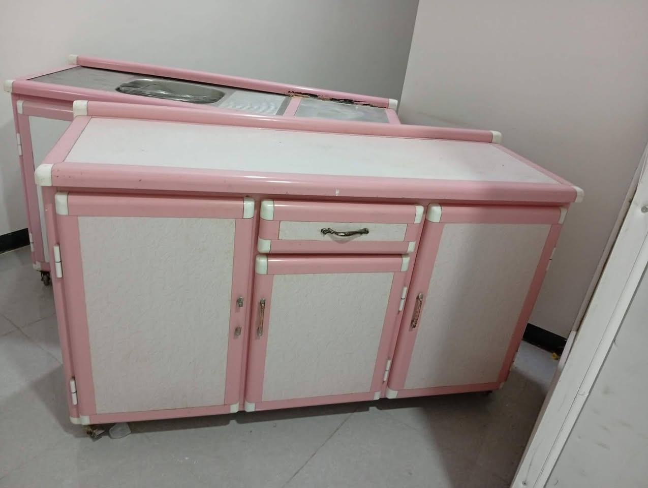 سلام عليكم كاونترات للبيع ***********
