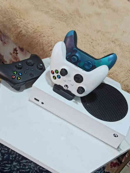 السلام عليكم
اكس بوكس سيرس s للبيع ذاكره نص تيره 512 الجهاز (نضيف جدا ) مع كامل ملحقاته مع جوستك الجهاز بيضه وجوستك عدد2 اصليات 
السعر 420 وبي مجال موقع موصل
للاستفسار ***********
