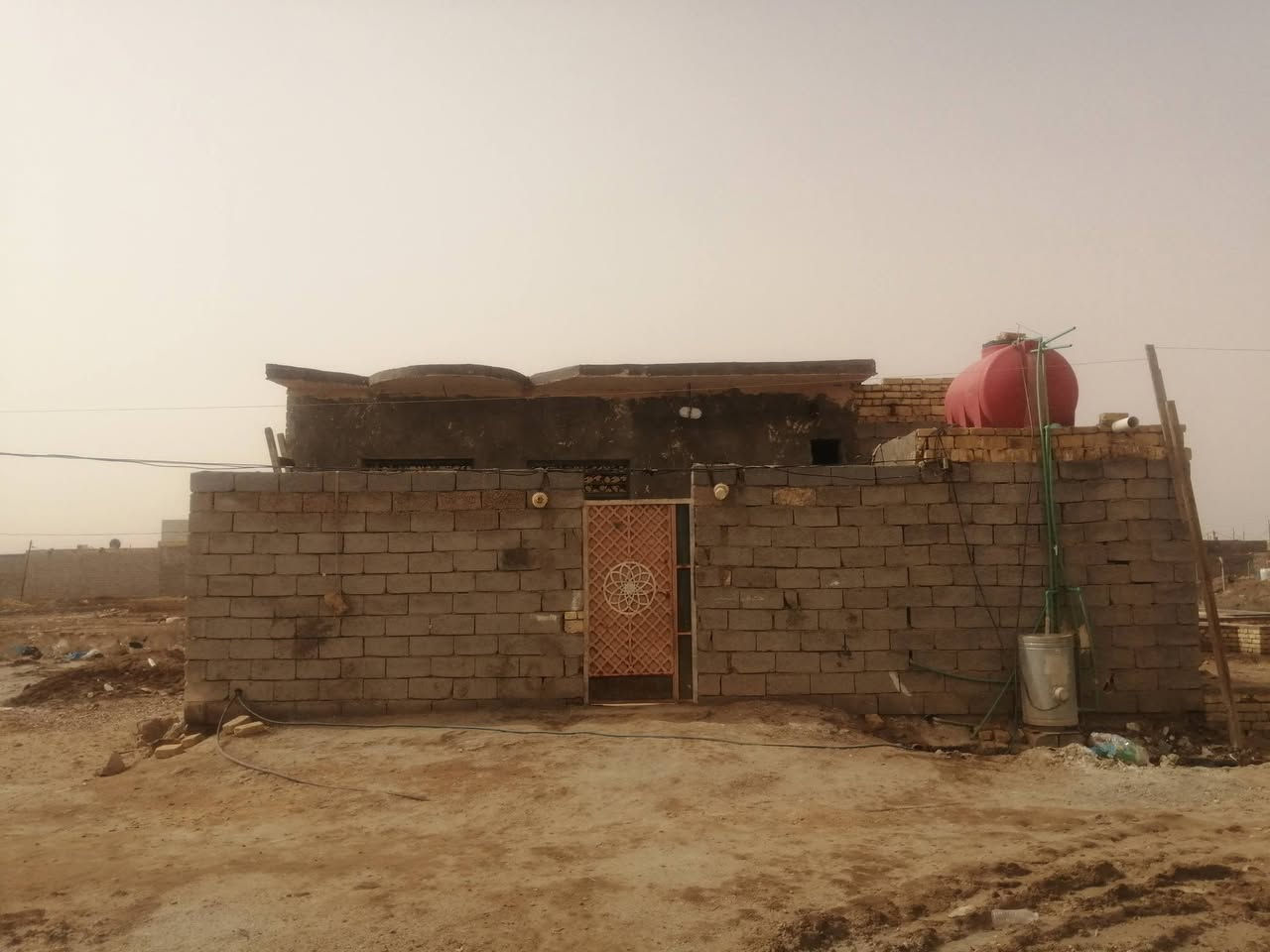 بيت للبيع مساحته 100 متر بالصخيين مقابيل الطاقه
غرفه وصاله ومطبخ وصحيات ودوانيه
الاستفسار واتساب ***********
