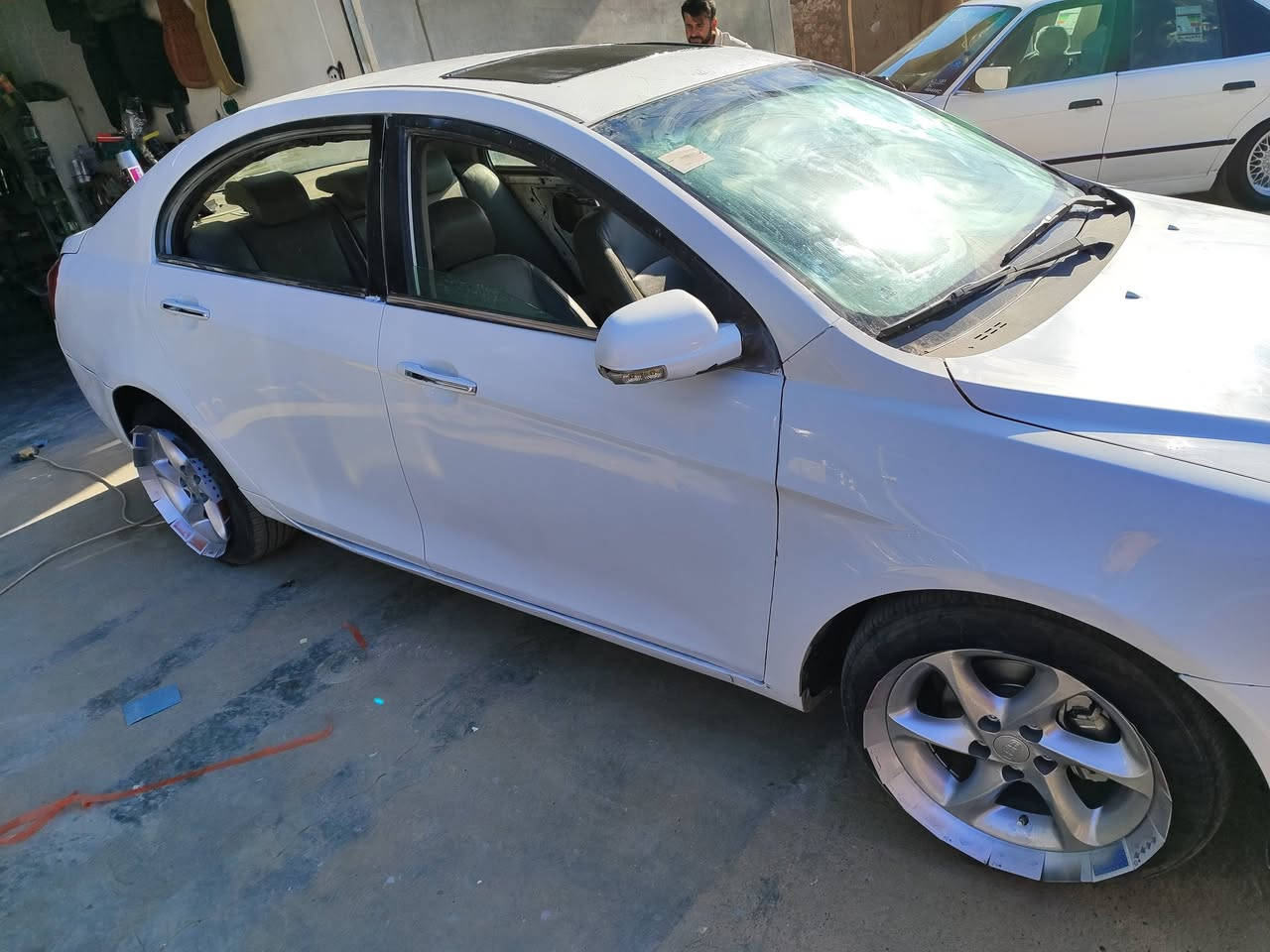 جێڵی ئێم گراند شۆفرۆشتن 2013  ڕەقەم سلێمانیە سەنەوی تا2030تازەیە گێڕومەکینەی سفری سەنی لەسەرە ماشڵا لەمەکینەو گێڕی  تەبریت سارد گەرم بەشەرت بەشەرت کارەبایو هەموشت سەیارەکە سێ پارچەو سەقفەکەی بۆیاخە شانی داداوە بەڵام وەرە خۆت سەیری ناوشانی بکە پێوەی دیار نیە عەزیاتی نەبوە پێشو دوای کەپسە سعری 45گڵاو معامەلەیە کەم پارەی ئۆپڵێکە  بەشەرتی تەحویل غرامە وگێڕومەکینە لەتەکیە دانیشم ***********اسیا*********** گۆڕینەوەش دەکەین بەشتێک بەدڵم بێت
