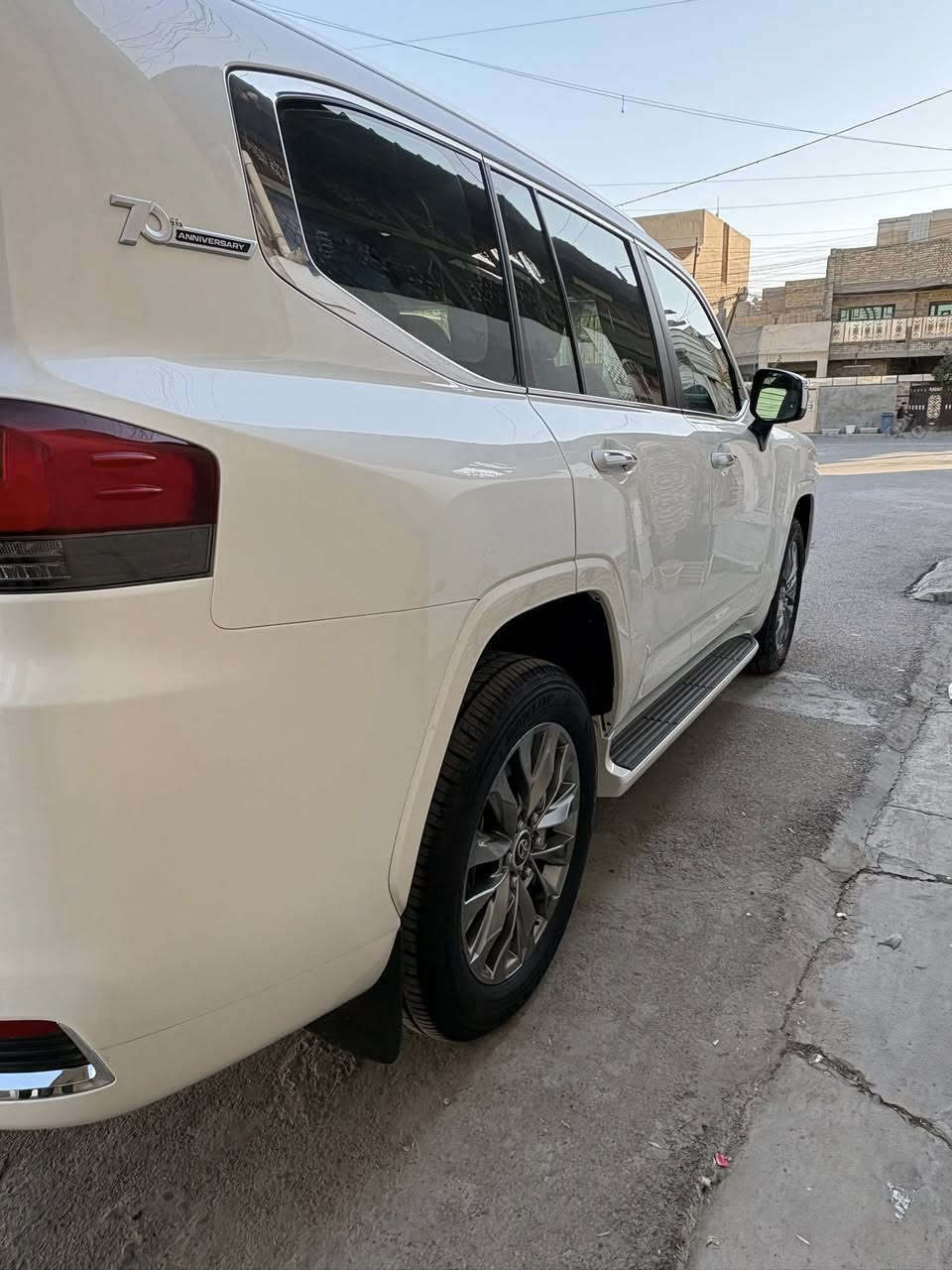 السلام عليكم شباب لاند كروز بريم اصل موديل
2023. فئه. VX مكفوله كفاله عامه 
من الخدش ماشية 16 ألف ومغلفه بلكامل PPF بل اضافة عازل حراري جميع الجامات 
مكاني بغداد مدينة الصدر 
رقم الهاتف ***********
