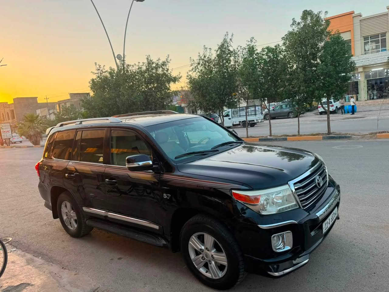السلام عليكم لاندكروز 2013VXR محرك 5700 رقم بغداد بسمي صبغ 3قطع بدون دواخل كير محرك تبريد ثلج حداديه جديده تخم تاير السعر275مكاني سامراء ***********
