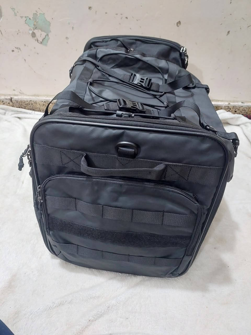 للبيع جنطة  ترحال او سفاري ماركة غنية عن التعريف وراقية جديد تفاصيل بالصور سعر 90الف توصيل موجود ***********
