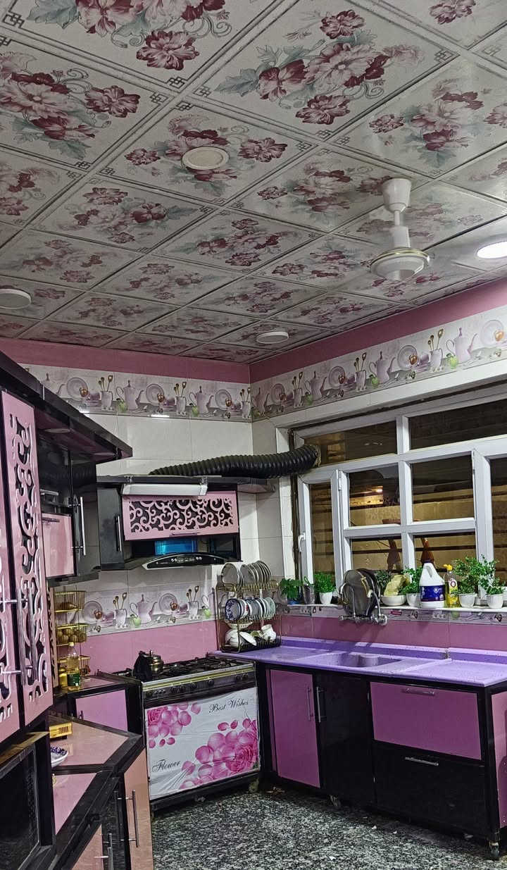 دار للبيع مساحة 200 م طابق ونصف في حي الزيتون (شارع 20)... يحتوي الدار على:
-إستقبال.
-مطبخ كبير
-صحيات عدد 2 (داخلية و خارجية). 
-صالة كبيرة عدد 2 
-غرف نوم عدد 2(4×5)
-كراج مع حديقة صغيرة
-مناور عدد 2
-سطوح عدد 2
-السعر الكلي 140 مليون مع المجال
-تدفع 123 مليون.
 ويبقى 17 مليون مطلوب اسكان (تسدد قسط شهري) 
للإستفسار التواصل أو الأتصال على الأرقام التالية: 
***********
***********
