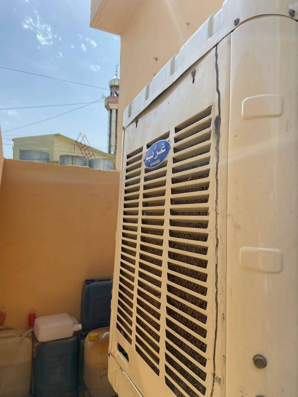 مبرده الغرب حجم واحد ونص مابيها أي عطل سرعتين هوه ثلج حلفات جديده سعرها ٨٠ وبيها مجال شي قليل مكاني موصل ايمن حاوي الكنيسه رقمي ***********
