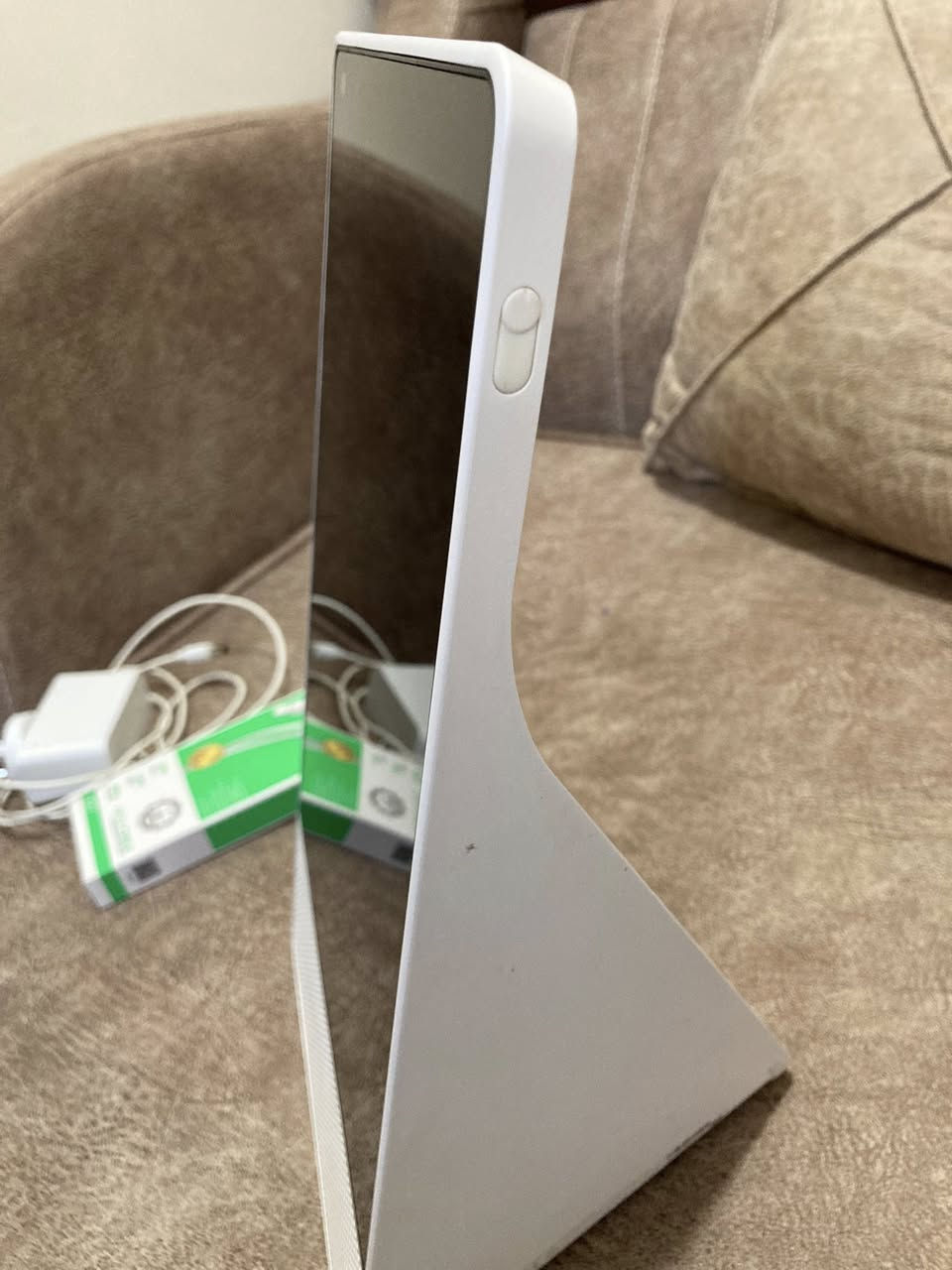 � للبيع – شاشة لينوفو 10 بوصة لمس (ملحقات فقط)
💻 المواصفات:

 • نوع الجهاز: شاشة لمس ذكية من لينوفو
 • حجم الشاشة: 10 بوصة
 • نظام التشغيل: أندرويد (حالياً عالقة بوضع العرض – Demo Mode)
 • المداخل: منفذ USB لنقل البيانات والشحن
 • المرفقات: شاحن + كيبل USB
 • حالة الجهاز: تعمل على وضع العرض فقط، النظام لا يمكن الدخول عليه حالياً
 • الاستخدام: مناسب للعرض التوضيحي أو تجربة التطبيقات على وضع الشاشة
 • التوصيل: لجميع المحافظات شامل السعر

💰 السعر: 50,000 د.ع شامل التوصيل

📞 للتواصل: ***********
