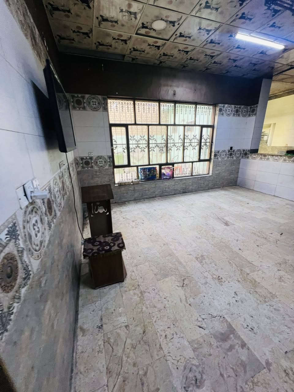 للإيجار مساحة 200 ارضي إيجاره 500يحتوي على استقبال كبيره وخدمات وغرفتين وصاله ومخزن كبير 
عنوانه الشعب شارع الصحة مقابل جامع الرسول الاعضم
***********
***********
