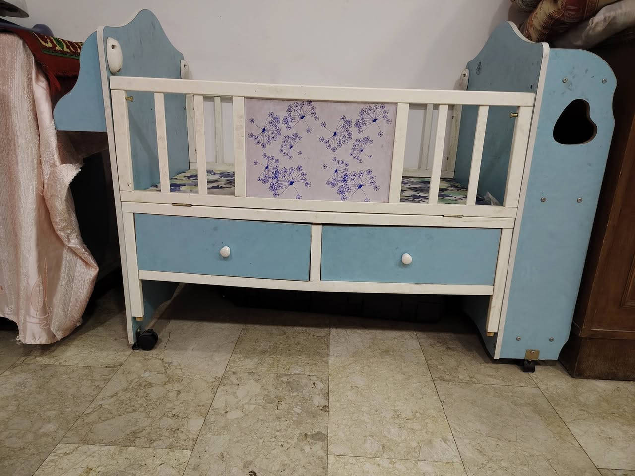 بنات عندي هاي الاغراض للبيع كلهن شلع ب ٥٠ الف هاذا رقم للتواصل واتساب***********
