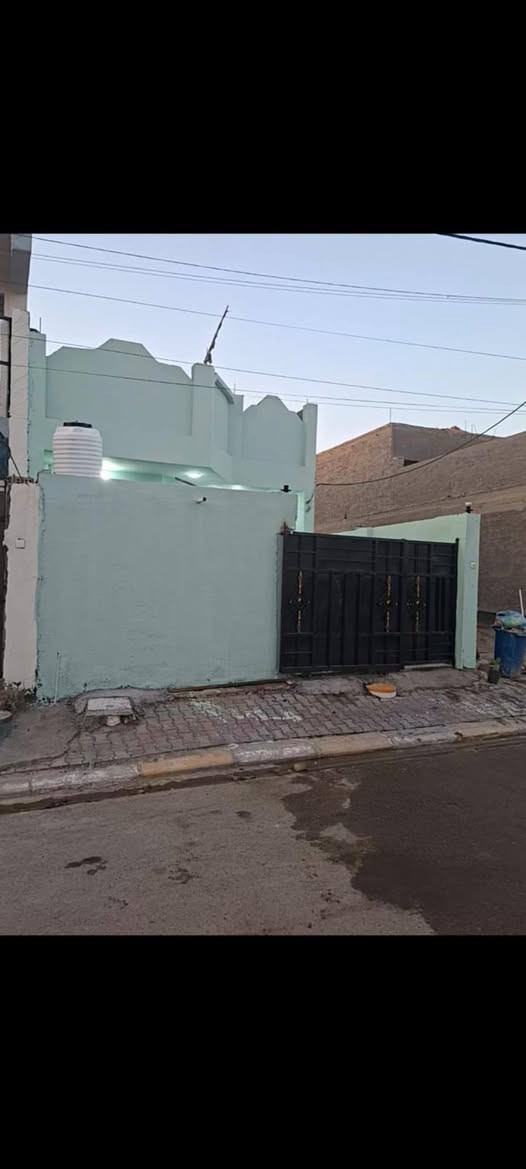 سلام عليكم يوجد دار البيع حي الغدير خلف المدرسة ابي طالب مقابل ساحه خضراء استفسار تصل على الرقم الموجود *********** البيت جاهز من كلشي مساحت البيت 125
