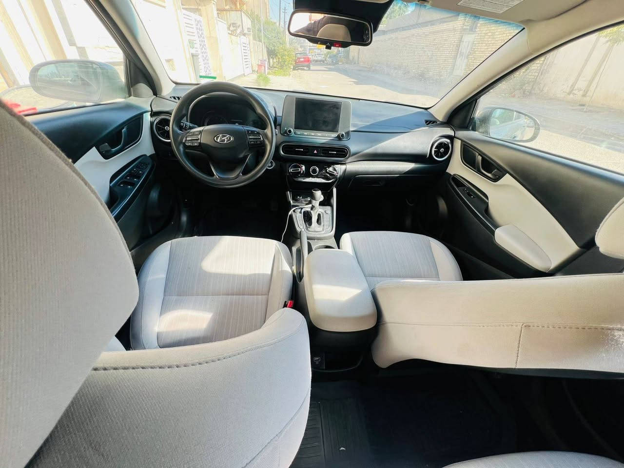 كونا 2023 كلين بدون صبغ بدون بارد
رقم اربيل بسمي 
المواصفات.
بصمه تشغيل وابواب 
تشغيل عن بعد
داخل ابيض
3 انظمة قيادة 
توقف ذاتي 
شاشه كبيره 
كامره دواره
رادارات
حساس خلفي
وباقي المواصفات  المعروفه
ماشية 58 الف

محرك 2000 دوش 
كير أوتو 
مكان سياره بغداد شارع سفارات قرب جسر عامريه 
تلفون ***********
