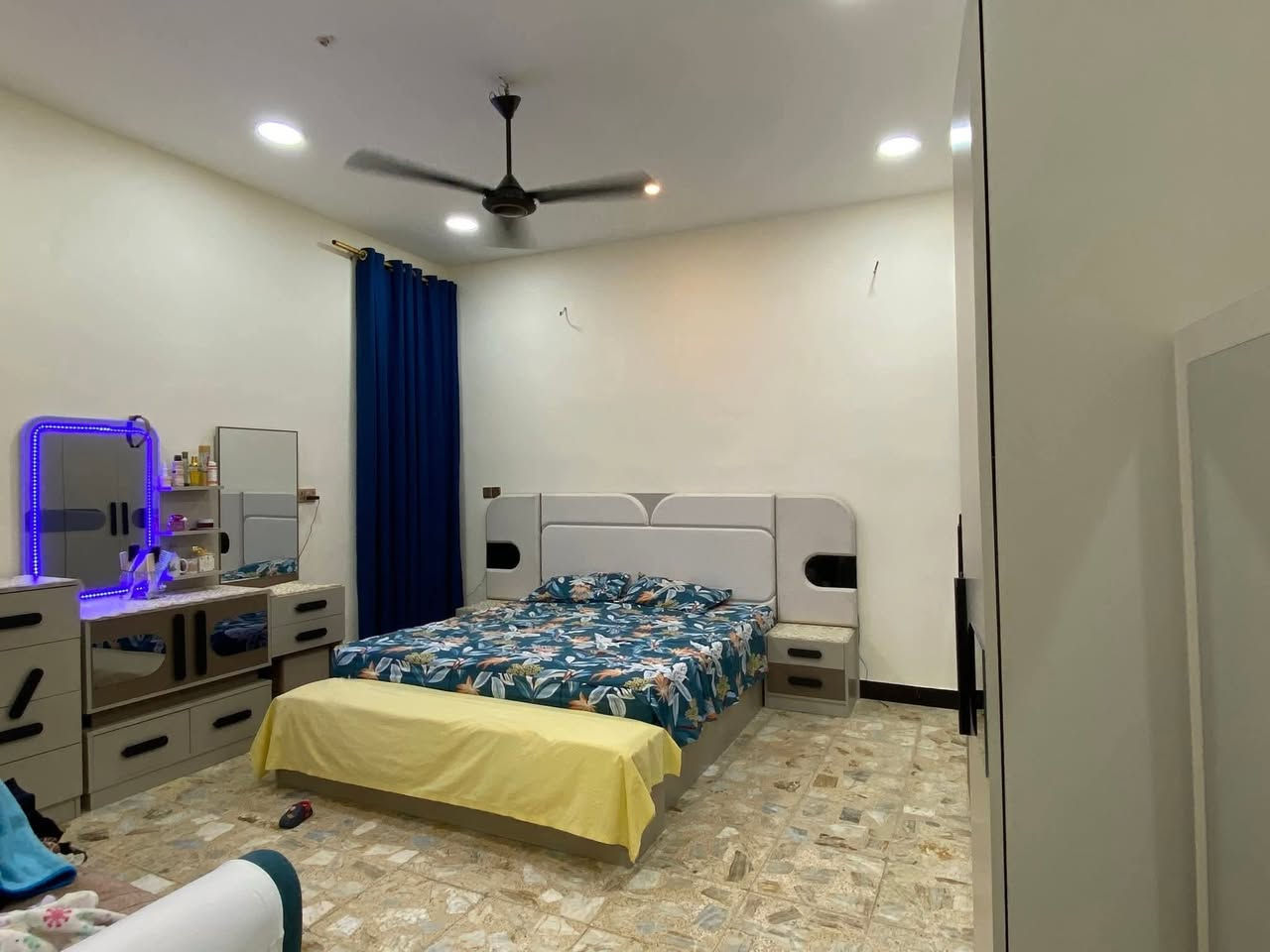 السلام عليكم
مُكلف بالنشر  
دار طابو صرف طابقين المساحة ١٨٥ متر العنوان زعفرانية دور المعلمين الاربع شوارع قرب حسينية أبي ذر الغفاري 
علما تاريخ بناء البيت ٢٠٢٢

الطابق الاول 
كراج + حديقة / استقبال / غرفة نوم / صالة / مطبخ / الصحيات 

الطابق الثاني 
ثلاث غرف نوم / صالة / الصحيات 

للاستفسار الاتصال على الرقم 
***********
