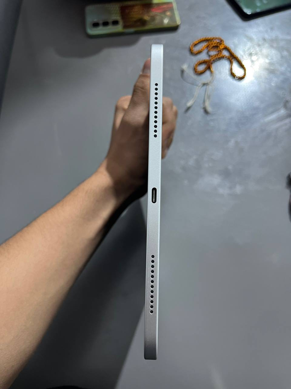 السلام عليكم ايباد 11 معالجa16  لون المرغوب ذاكره 128 بطاريه 100 مشحون42 مره نضيف بمعنه الكلمه بعده جديد كامل ملحقات صارلي فتره من اخذته رايده 435 وبي مجال  مكاني بصره حيانيه رقم ***********
