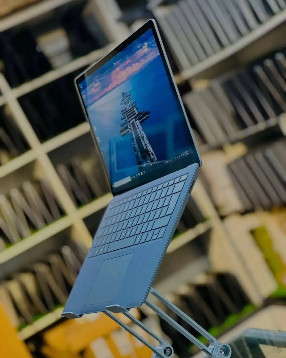 لابتوب Microsoft Surface Laptop 2 i7 الجيل الثامن
🔥 أداء فاخر وشاشة مذهلة بدقة 3K – خيار ممتاز للمحترفين والمستخدمين الباحثين عن قوة وسلاسة!
📌 المواصفات:
• المعالج: Intel Core i7 الجيل الثامن – أداء قوي للتطبيقات الثقيلة والمعالجة السريعة 💪
• الرام: 16GB – سلاسة في تعدد المهام وتشغيل البرامج في نفس الوقت 📈
• الهارد: 512GB SSD – مساحة كبيرة وسرعة قراءة وكتابة عالية 🚀
• الشاشة: 13.3 بوصة بدقة 3K عالية جدًا – وضوح ألوان مذهل وتجربة مشاهدة ممتازة 🎨
• كرت الشاشة الداخلي: 8GB – أداء قوي في الرسوميات والاستخدامات اليومية 🎮
🎯 الاستخدامات:
✔ التصميم الجرافيكي 👍
✔ المونتاج  و
✔ الدراسة والعمل الاحترافي
✔ تشغيل برامج متقدمة وسلسة
🎁 الهدايا المرفقة:
🖱 ماوس – 🖱 باد – 💼 حقيبة – 🔌 شاحن أصلي
🔐 الضمانات والخدمات:
✔ فحص كامل قبل الإرسال
✔ فحص كامل قبل الدفع والاستلام
✔ ضمان 30 يوما 
✔ جاهز للاستخدام المباشر
📍 الموقع: بغداد الأمين الثانية
اربيل- السلطان مظفر 
📱 للتواصل واتساب: ***********
تواصل واتساب او اتصال فقط 
💰 السعر: 500,000 دينار عراقي
توصيل متوفر
