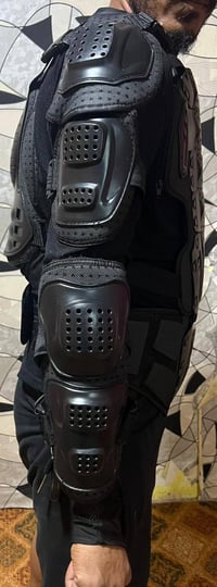 سترة حماية متكاملة للجسم (Full Body Armor Jacket) مخصصة لراكبي الدراجا...