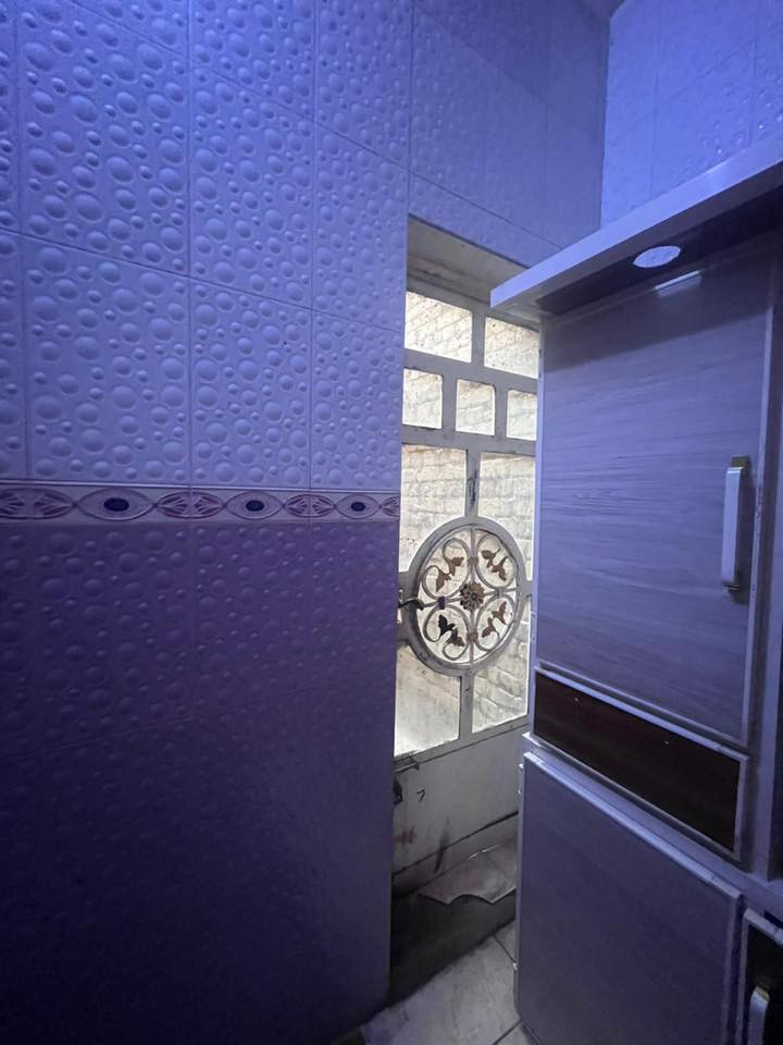 بيت مساحته 100 متر
عگادة طابو صرف 
غرفة صالة برانية مطبخ حمام2 ومناور 2
حي الجامعة نهاية شارع سوات مقابل مجمع الشمس السكني. يرهم يصير محلات او شقق سكنية
السعر 145 وبي مجال
التواصل : 
***********
