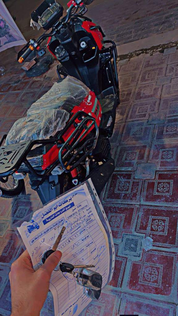 للبيع دراجة تانك جوست (Tank Ghost 150cc)موديل 2026 طلعت من المعرض الشهر الثالث والمكاتبة موجودة الدراجة بحالة ممتازة وجاهزة 
‏تفاصيل الدراجة:التصميم المتين والمظهر الرياضي: تأتي بهيكل خارجي محاط بدعامات حديدية (سلايدرات) تحمي الدراجة عند السقوط وتعطيها مظهراً "خشناً" وقوياً.
‏الإنارة القوية: تحتوي على لايتات أمامية مزدوجة (غالباً LED أو عدسات) توفر رؤية ليلية ممتازة جداً.
‏العملية والمساحات: تحتوي على شبكة أمامية فوك اللايت، وشبكة خلفية، مما يجعلها ممتازة لتثبيت الحقائب أو استخدامها للتوصيل (الدليفري).
‏إطارات (تايرات) عريضة: التايرات العريضة والنقشة الجبلية تمنحها ثباتاً ممتازاً على الطرق غير المستوية، وتتحمل "الطسات" والنقاط العمياء في الشوارع.
‏نظام الكبح (البريكات): تأتي ببريك ديسك (فلنجة) أمامي كبير يوفر قوة توقف ممتازة واستجابة سريعة.مكان التواجد: [كربلاء حي السلام]
‏للتواصل: [***********] أو واتساب.
‏((((((((السعر خاص)))))))))) . كربلاء, العراق

