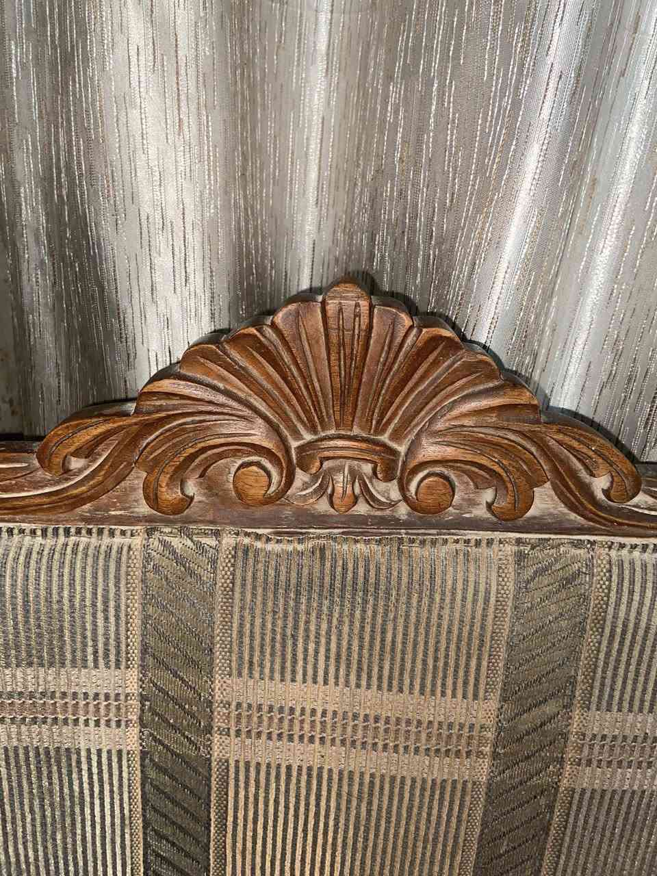 كراسي قديمه جدا خمسين سنه او اكثر لان مال اجدادي بس للامانة جددنه الدوشمة ووياهن ميزهن  كله خشب وتحفير
على وضعهن تراب لان بالمخزن
مع كرويت قديم


**إذا كنت صاحب هذا الإعلان وتريد حذفه لأي سبب، رجاءا أرسل رسالة إلى الدعم الفني**