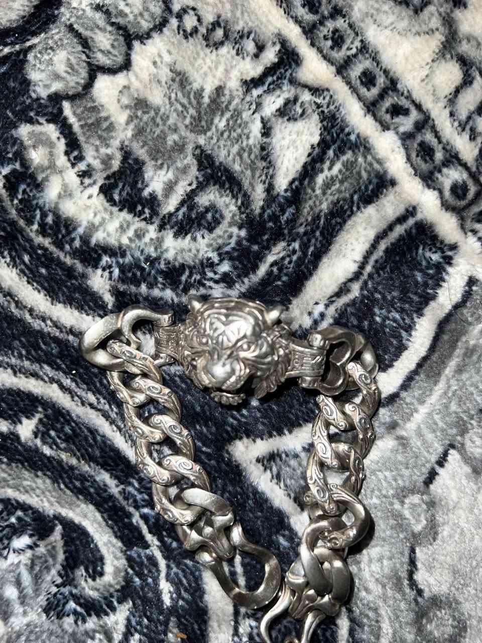 السلام عليكم شباب سوار ابو الاسد فضه مو استرليني ركز فضه تجي من باب البيت تفحصه وجيب وياك معدات الفحص اذا متفحصه لتجي وتندل بيتنه يلا تاخذه ختم 925 الوزن 86 غرام للبيع الغرام 3500 مكاني بغداد شارع فلسطين لاستفسار واتساب ***********
