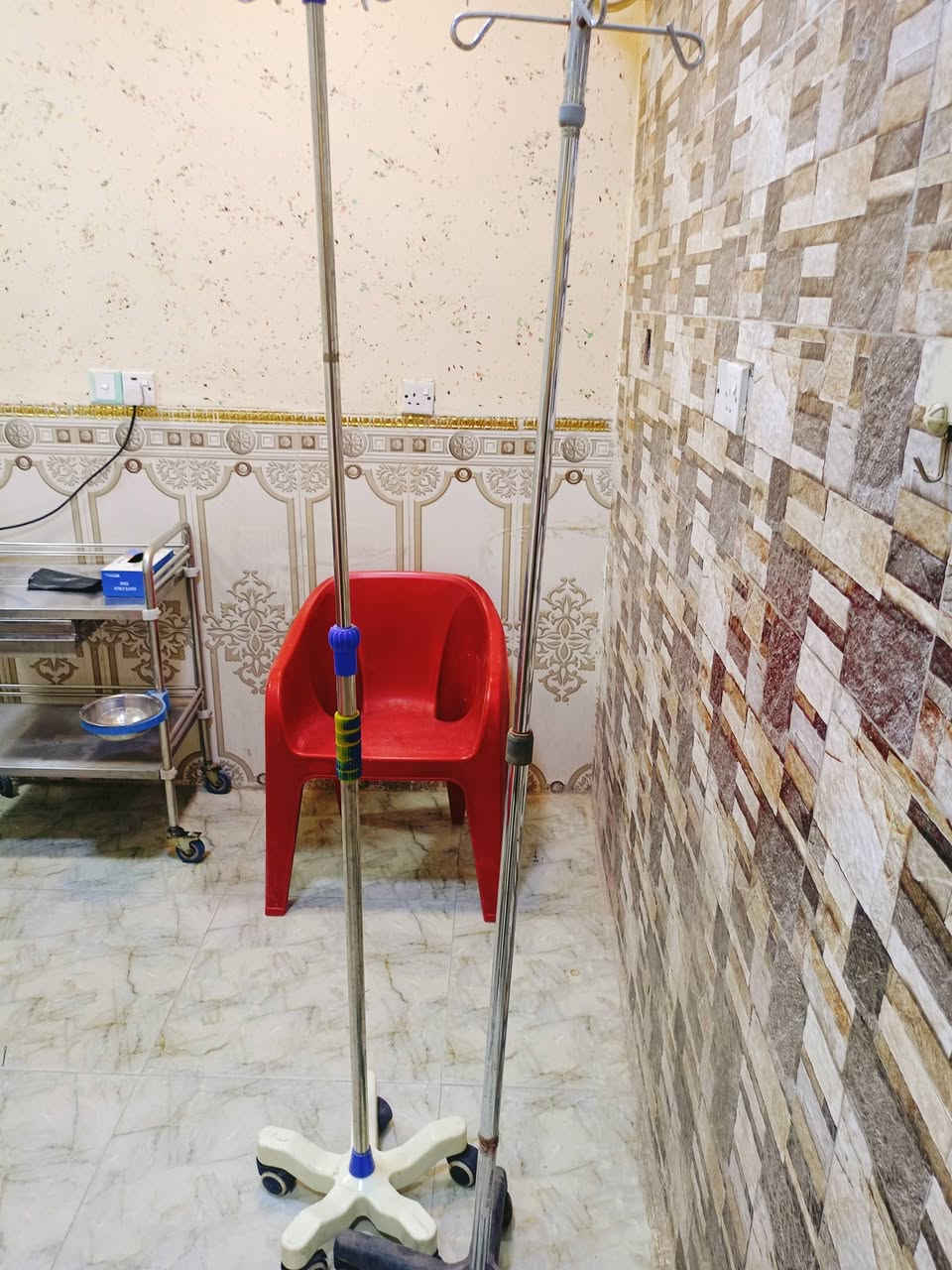 يوجد أغراض للبيع سديه عدد 3 نظيفه جدا ترولي ستيل عدد 1 ستاند مغذي عدد 3  للاتصال *********** واتساب مكانهم بغداد الدوره
