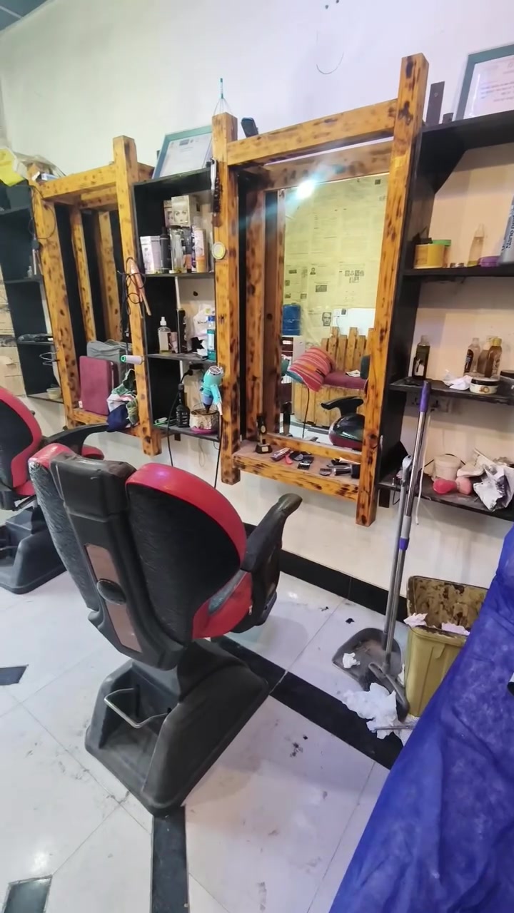 سلام عليكم محل حلاقه للبيع الغراض فقط مرايات عدد 3 فاترينات عدد3 
جهاز هيدروفيشل
 وجهاز بخار  
وسديه 
براد ماء 
العنوان البصره الهوير 
***********
