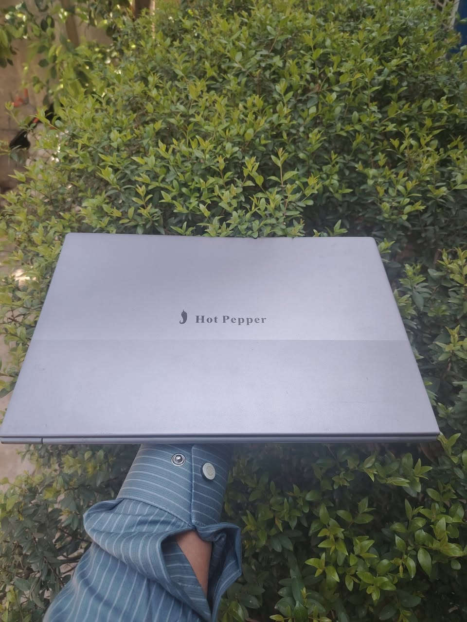 السلام عليكم حسابه لاب توب للبيع نضيفة جدآ السعر 200 الف وبيه مجال.. 
المواصفات الأساسية:
​المعالج (CPU): Intel N100 (جيل حديث يتميز بكفاءة طاقة عالية وأداء جيد للمهام اليومية).
​ذاكرة الوصول العشوائي (RAM): 16 جيجابايت (DDR4).
​سعة التخزين (SSD): 512 جيجابايت من نوع SSD لسرعة التشغيل.
​الشاشة: 14 بوصة، بدقة 1920×1200 (WUXGA) وبأبعاد 16:10، وهناك نسخ تذكر أنها تدعم دقة عالية جداً.
​نظام التشغيل: Windows 11 Home (كما هو موضح في ملصق الجهاز).
​تفاصيل إضافية:
​الهيكل: تصميم معدني خفيف الوزن (Ultrabook).
​الطاقة (Input): يعمل بشاحن 20 فولت بقوة 2250 مللي أمبير (حوالي 45 واط).
​الاتصال: يدعم Dual WiFi (ترددين للواي فاي) وبلوتوث.
​الصوت: مزود بسماعات ستيريو مزدوجة.
​المنافذ: يحتوي عادةً على منافذ USB-C، USB 3.0، ومنفذ سماعات.
​هذا الجهاز مخصص بشكل أساسي للأعمال المكتبية، الدراسة، وتصفح الإنترنت، ويتميز بكونه نحيفاً وسهل التنقل.


**إذا كنت صاحب هذا الإعلان وتريد حذفه لأي سبب، رجاءا أرسل رسالة إلى الدعم الفني**