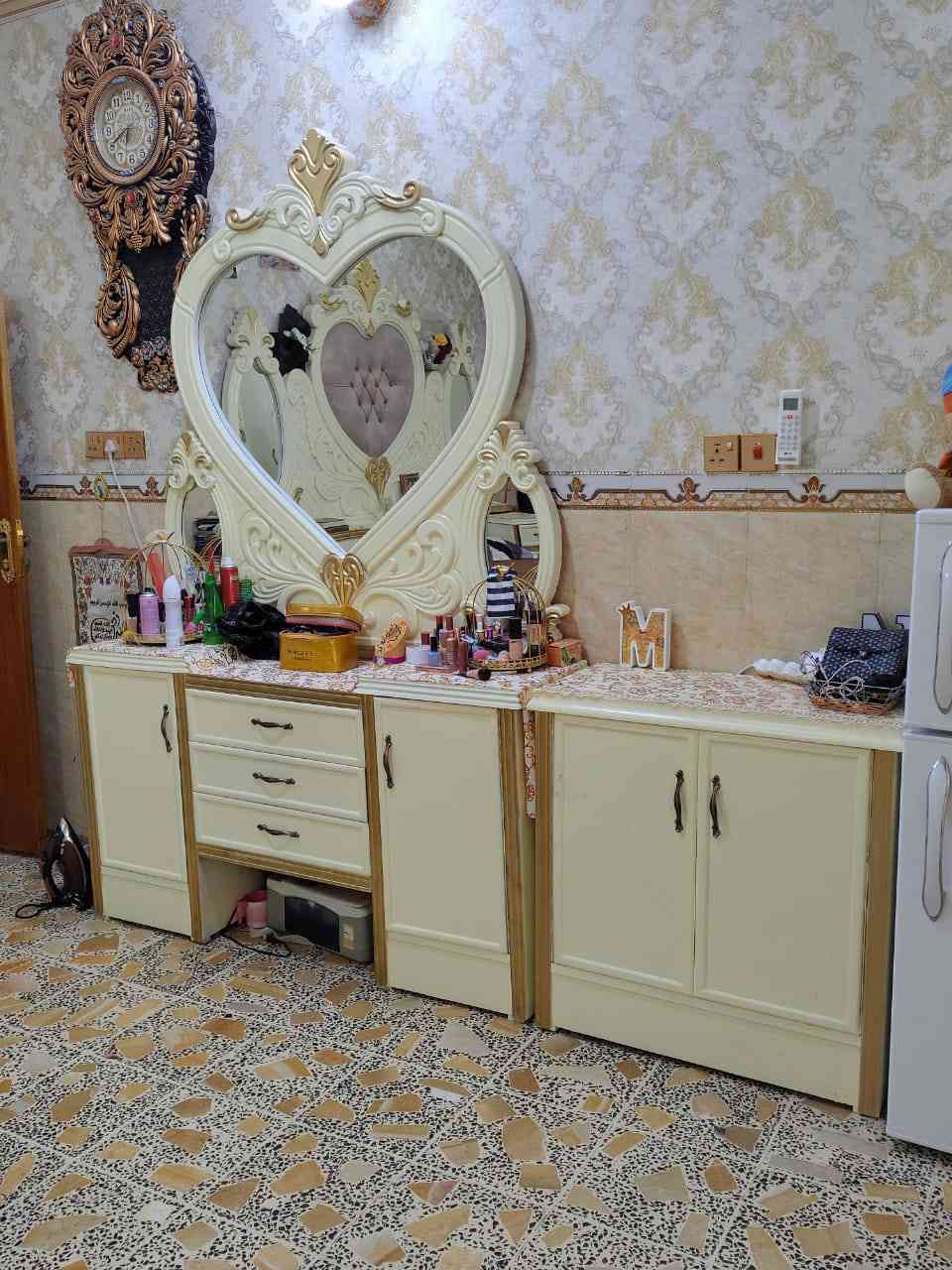 سلام عليكم خوان يوجد غرفه نوم للبيع سعر مليون 200الاستفسار على هاذ رقم ***********
