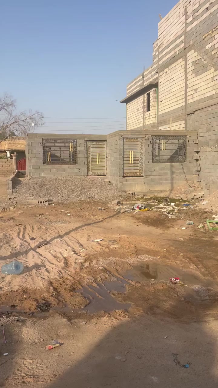 السلام عليكم
للبيع هيكل بناء واصل للسقف مبني بلوك في الصالحية قرب مدرسة الريف الزاهر الفرع المقابل لمجمع الرحمن للملابس عكس جهة شط العرب المساحه ٣٠٠ متر(١٠*٣٠) مساحة البناء ٢٠٠ متر (٢غرفه + هول + استقابل +مطبخ وصحيات)

الطابوا زراعي بأسم مالك عراقي موجود يسوي وكاله 

تبعد ٢٥٠م عن شارع الصالحية الرئيسي وشارع الفرعي مسحة ٨م

يوجد في الشارع كافة الخدمات ماء كهرباء مجاري

للاستفسار الاتصال***********
