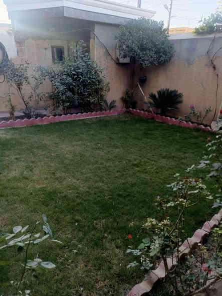 دار للبيع مساحة 300متر الواجهة 10 والنزال 30 يحتوي على 4غرف نوم مع استقبال صدر طير عرض الشارع 15 الطابق الارضي كامل الطابق الثاني قيد الانشاء نقص سقف مع ارضيه السعر المطلوب 165مليون مع المجال للاستفسار ***********/***********
