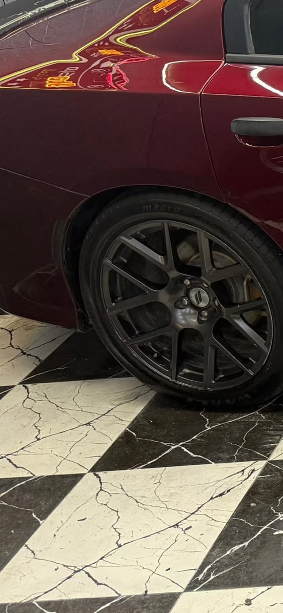 سلام عليكم عندي هذا الويل مال دايتونا 5.7 اصلي نضيف نضافته 85‎%‎ اصلي رايد مراوس بغير نقشة شنو عندك نزل بالتعليقات اهم شي مكان بصرة 

***********
