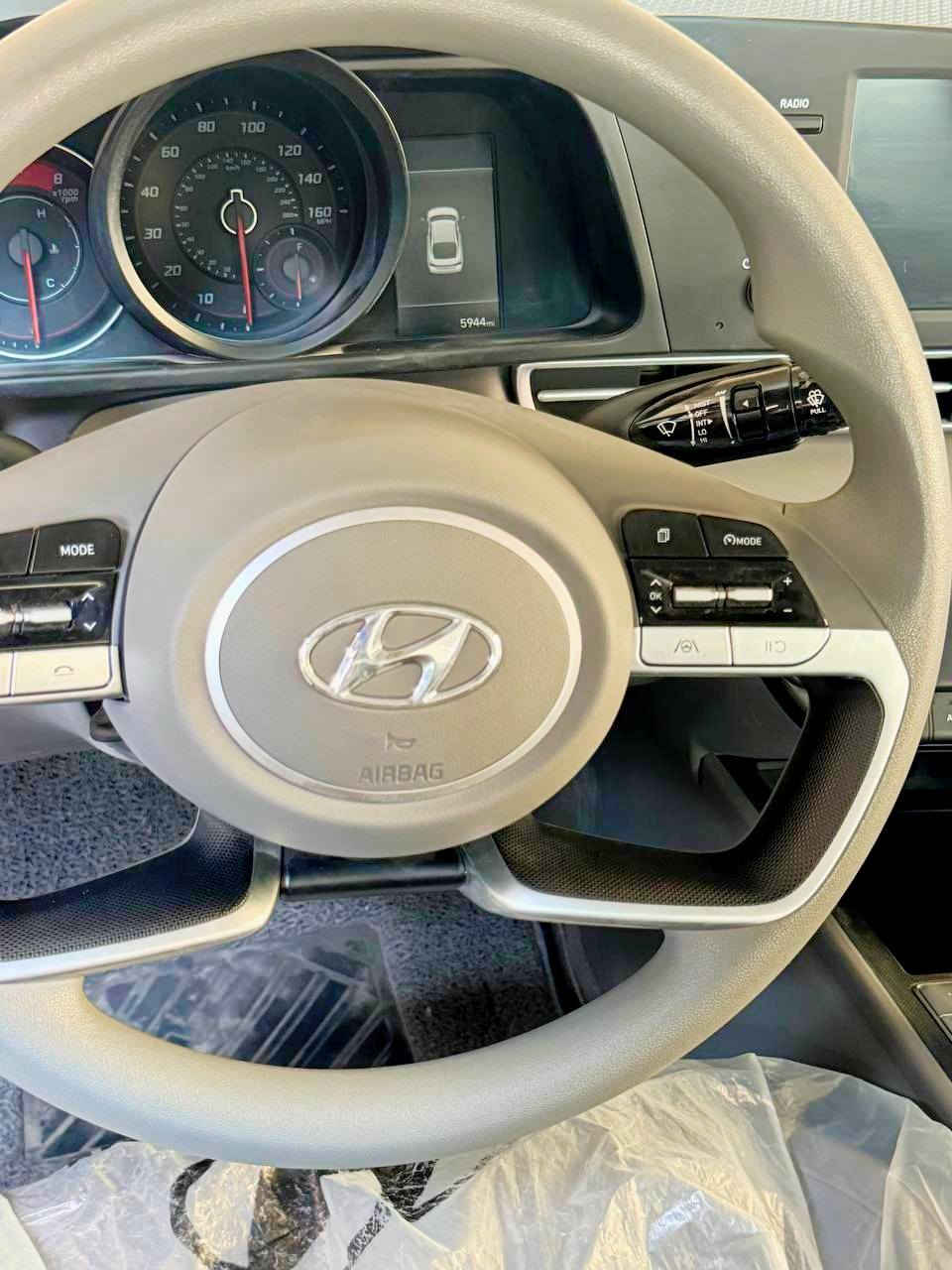 السلام عليكم اخوان
النترا ٢٠٢٣ وارد أمريكي حادثه جاملغ الخلفي وشويه من الباب موضح بالصور رقم بغداد باسمي ترقيم جديد أنا المستورد ماشيه ٥ آلآف مكينه ٢٠٠٠ دوش نصف فول أريباكات سليمه  السعر ١٥٧ ورقه السياره نضيفه ومرتبه  موبايل *********** أبو كرار متواجد واتساب
