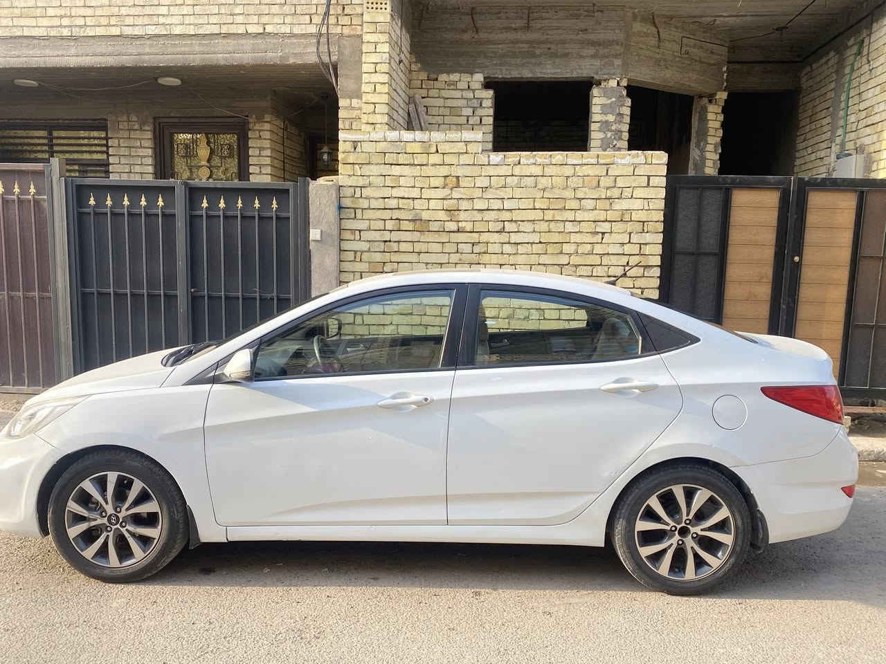 اكسنت خليجي 2016 بيضه شرط التحويل
رقم بغداد ماشيه 152 الف كيلو 
السياره بيها فتحه سقف وتحكمات مقود وشاشه 
كير ومكينه مكفولات تبريد شغال ثلج
داخل سياره اسود وبيجي نظيفه كلش
بيها صبغ جاملغ سايق وباب سايق بيها صبغ وتكحيل
السعر 105 وبيها مجال 
مكان السياره بغداد الدوره 
***********
