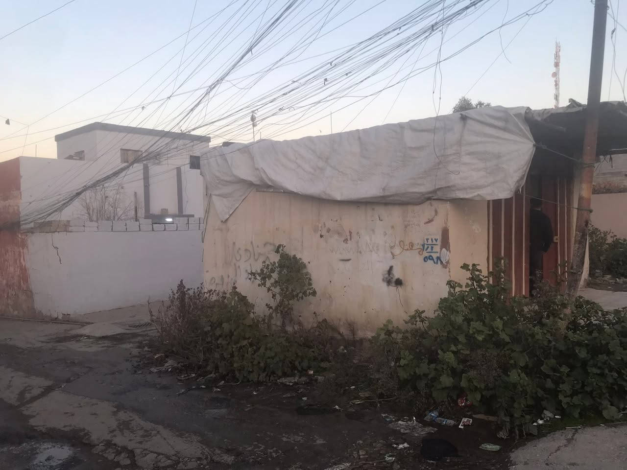 سلام وعليكم عندي بيت ومقبل البيت ارض من ضمن البيت للبيع الموقع حي الصمود البيت صاير ركن تفصيل البيت *********** الارض بيها محل
