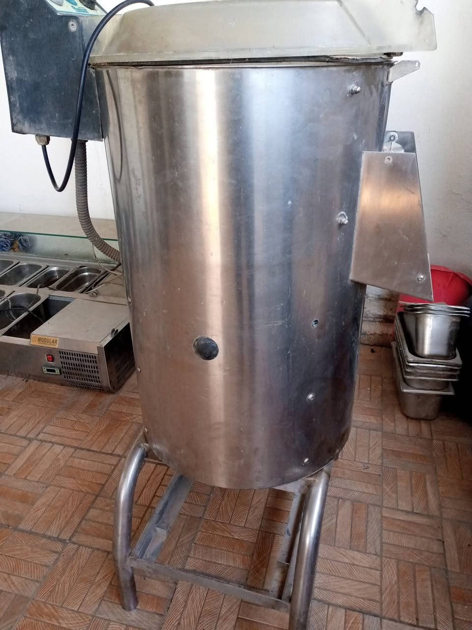 السلام عليكم اغراض مطعم للبيع خلاط حمص 15 لتر 350 الف قطاعة خضار مع قرصين 325 الف مثرامه حجم 22 بسعر 225 الف براد منضدي 250 الف قشارة بطاطه 10 كيلو 500 الف بغداد ***********
