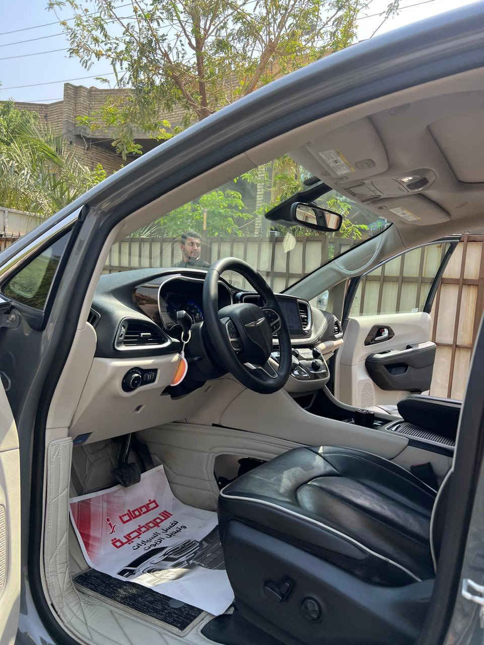 السلام عليكم 
للبيع كلايسلر باسفيكا 
بانزين ..بانزين فقط 
ليمتدد 
موديل 2023 
لون إسمنتي مميز 
حادث السياره دعاميه  مبدله بلاديه فقط  وجاملغ سرقه وصار حادث بيه بل العراق بل بابتين موضح ما صلحته اني بدلتهن +الضربه مو قويه خفيفه بس بدلتهن
السياره كلش حلوه ونضيفه
السياره فول موصفات
داخل السياره لونين بيجي واسودّ  
بانوراما قطعتين 
حساسات اماميه 
كامره دواره
الكشنات الاماميه تدفه تبريد
والكشنات الخلفيه فقط تدفه 
السياره معربه بل كامل يعني شاشه ودشبول معرب بل كامل عربي ومنزل بيه خرائط بدون انترنيت 
الجنطه كهربائيه ركله 
السياره بعد بيه هواي موصفات 
تبريد ثلج 
السياره استخدام شخصي 
ماشيه 46ميل  استخدام شخصي
مكان السياره بغداد البلديات او دوره
ترهم مراوس هم 
السعر 255 وبيه مجال حك الحيه 
الاستفسار ***********
وتدلل
