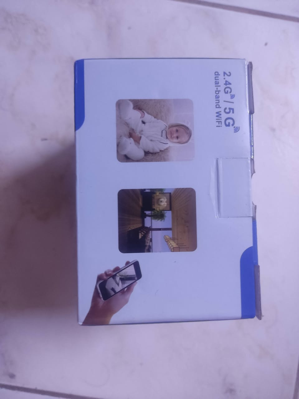 كاميرا مراقبة منزلية لاسلكية (واي فاي)، وتتميز بالمواصفات التالية:
اتصال لاسلكي (Wi-Fi): تتيح مراقبة المنزل عن بُعد عبر تطبيق الهاتف الذكي. 
رؤية ليلية: توفر تصويرًا واضحًا حتى في ظروف الإضاءة المنخفضة. 
صوت ثنائي الاتجاه: تدعم خاصية التحدث والاستماع من خلال الكاميرا. 
كشف الحركة: ترسل تنبيهات فورية إلى هاتفك عند رصد أي حركة.
السعر ٢٥


**إذا كنت صاحب هذا الإعلان وتريد حذفه لأي سبب، رجاءا أرسل رسالة إلى الدعم الفني**