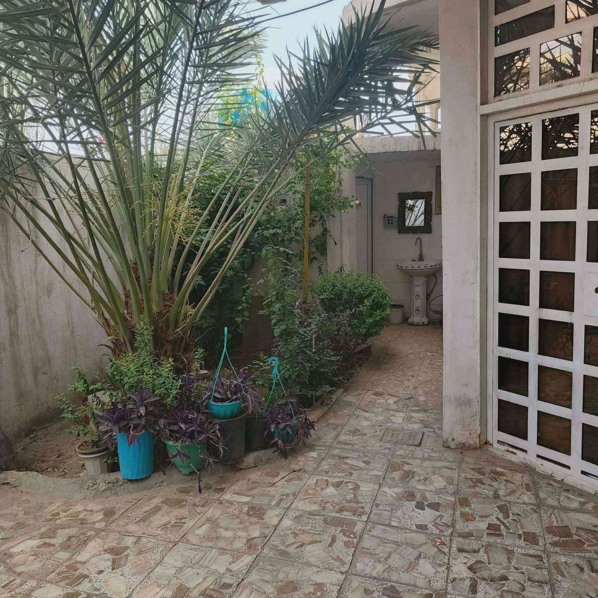 مساحة 200 متر 
حي البساتين حي السلام جانب القناة خلف المشاتل 
طابق واحد 
بناء حديث 
غير متواجد عل فيس الاتصال ***********
