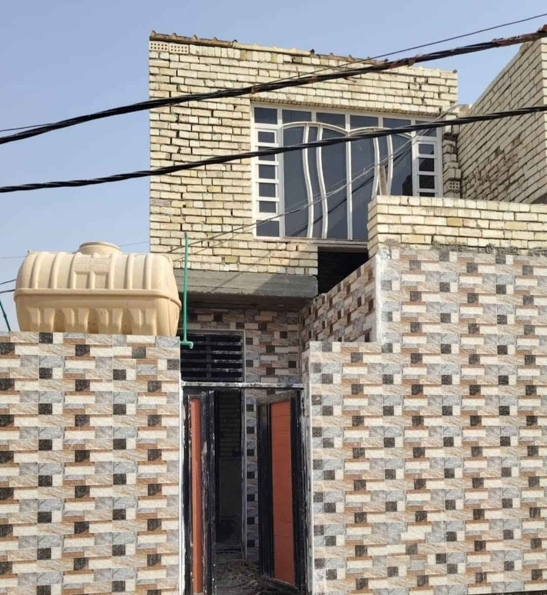 بيت ٤٠٠ متر مربع للبيع مدينةالصدر الحميدية نهاية شارع المعسكر بالاخير البيت بصف الركن خدمات متوفرة مجاري مربرط علئ الرئيسي السعر ٧٠ قفل للاستفسار الاتصال على الرقم *********** يحتوي على ٤غرف نوم ٢مطابخ ١ صالة ٤ صحيات٢ تواليت٢ حمام مضيف كبير طول المضيف ٢٠ متر طابو زراعي ٢٥ بي سند
