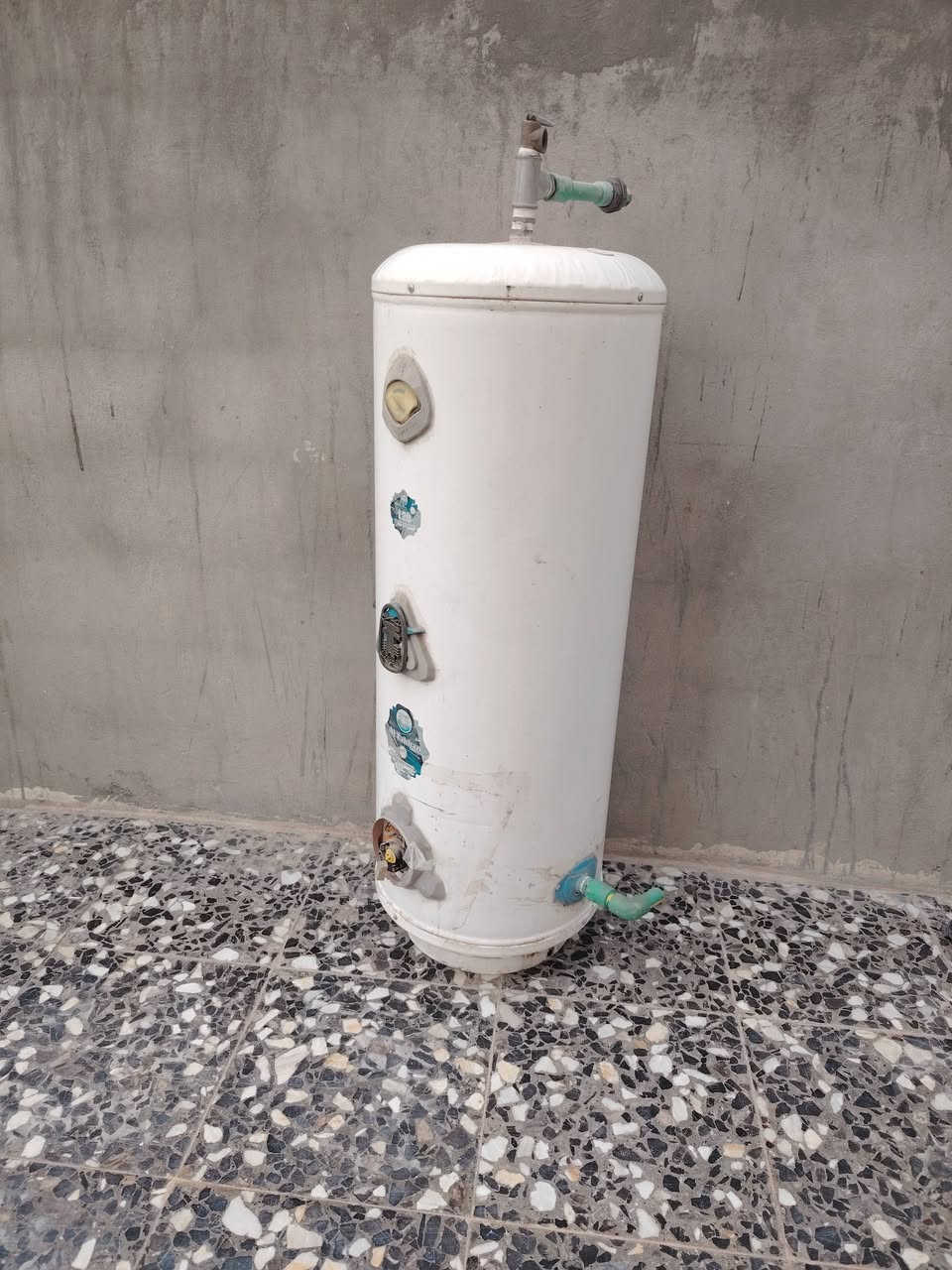 سخان الطحان الأصلي مو تقيلد حديد ثقيل عازل درجة أولى استعمال قليل حجم ١٢٠ لتر مكاني قرب بوابة الكاضمية ***********
