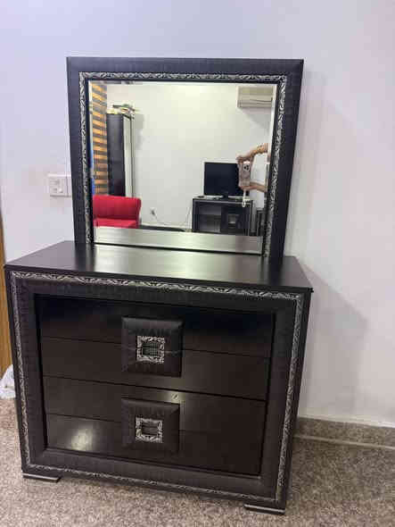 غرفة نوم للبيع  صنع ماليزي 
بحالة ممتازة
التواصل ***********
***********
