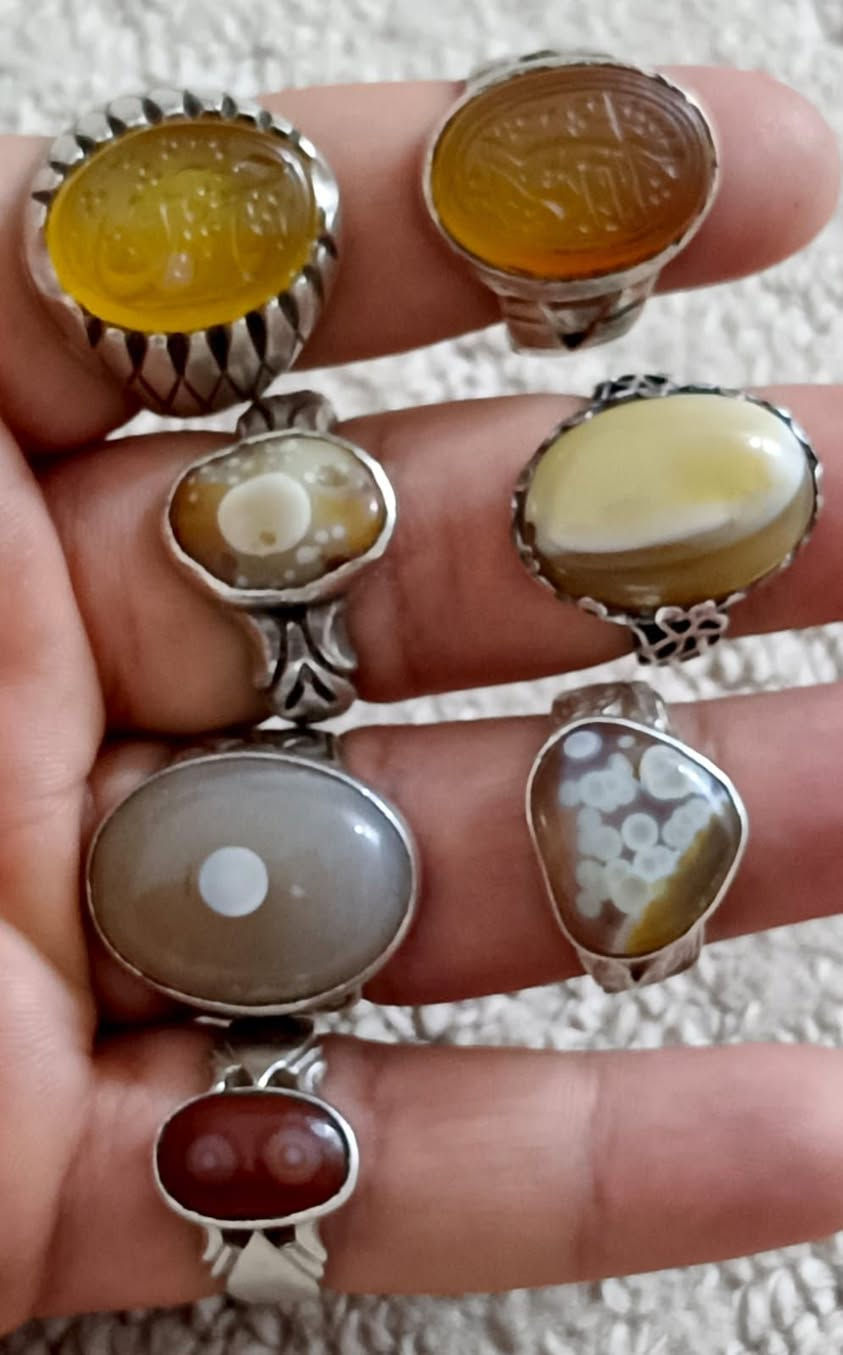 السلام عليكم مجموعة خواتم احجار قديمه صياغات مرتبه شلعه عدد 7 السعر 300 مكان ناصريه توصيل موجود ***********
