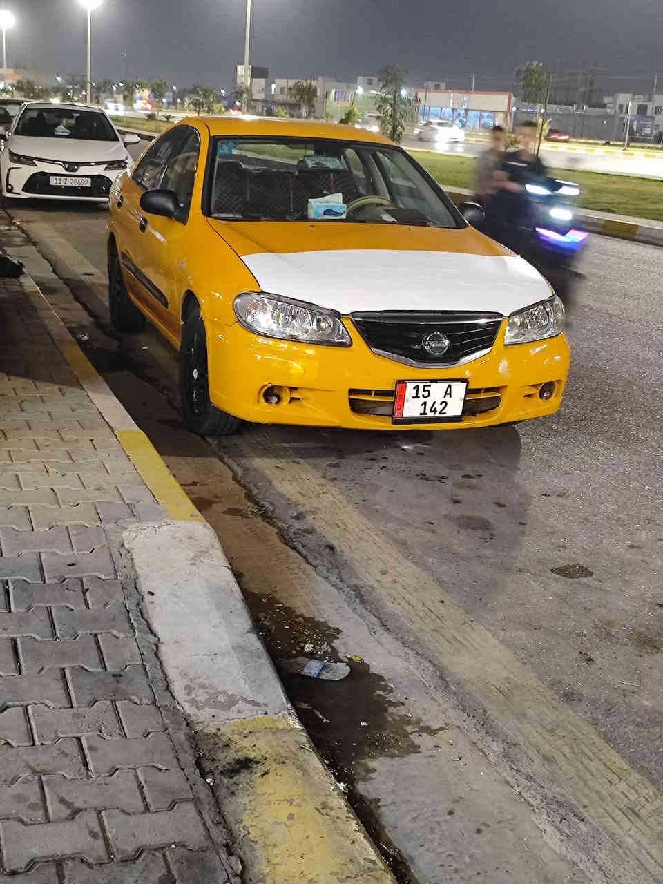 السلام عليكم..    ***********
نيسان سني 2011 محرك 1800 گير عادي شاشه وكامرا ترايك وين ماتريد  بأسمي مصفره هيئه وغرامات سنويه ماساقطه بيهه ضربه بجم مبدل لا مبين ولا مأثر عليهه مراوس بألنترا من 7لل9 حتا اذا ابيهه حادث رايدهه مال تكسي سعرهه 70
