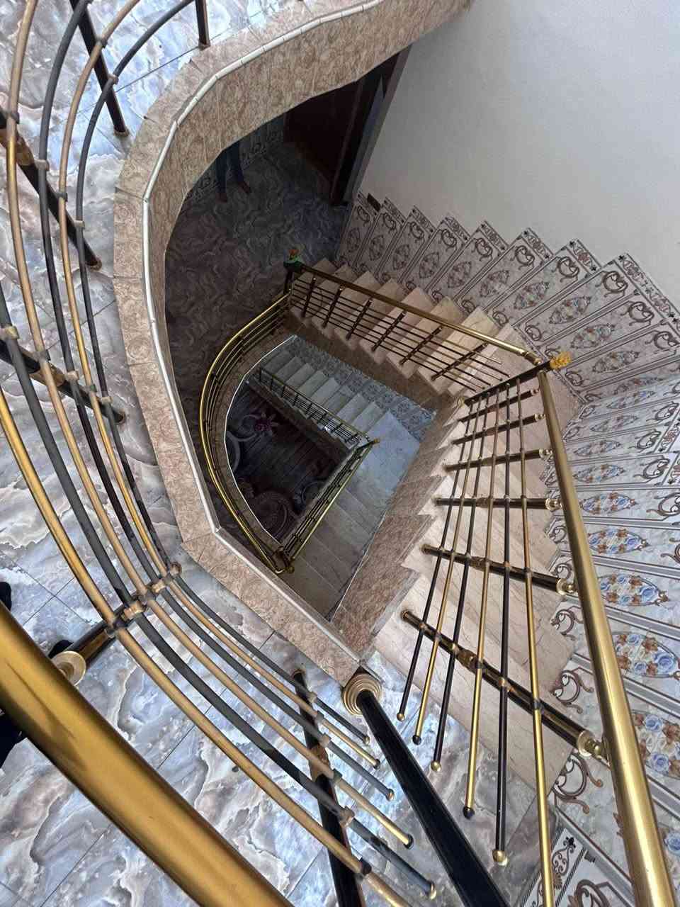 بيت للبيع المساحه 150طابوصرف سكني ركن عله شارع رئيسي قاطين/5غرف+ستقبال+حولي+مطبخ وصحيات ٣/بيتونه جبيره العنوان الدوره منطقه السابعه لبيت وجهه عل سريع قريب عل صيطره مال حشد ***********

