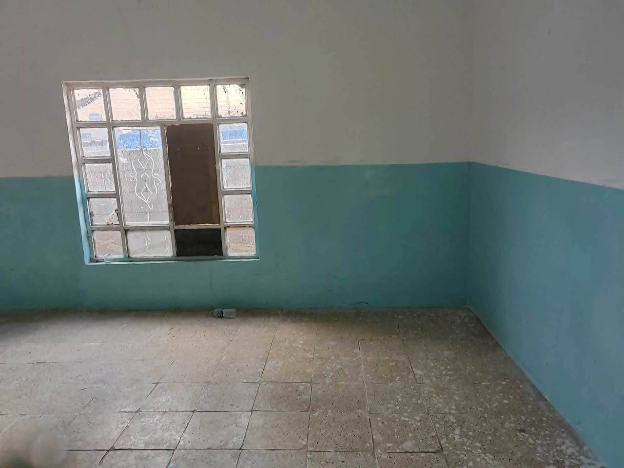 بيت مساحته 110 متر للبيع
حي الانتصار شارع 30 مقابيل مدرسه ناضم الطبقچلي سند ملك صرف طابو الزهور شرط التحويل يتكون من غرفه وهول ومشتملات 
السعر 38 مليون وبي مجال 
للتواصل ***********
