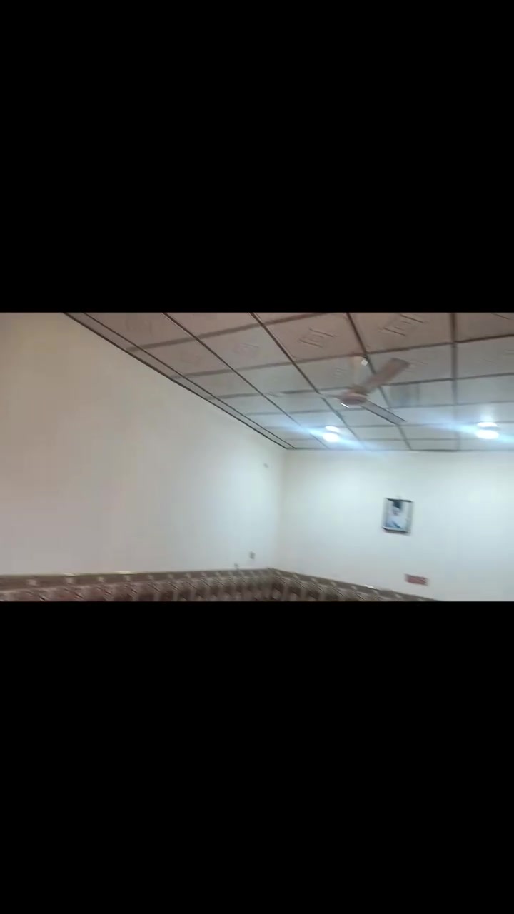 سلام عليكم بيت قاطين زراعي يحتوي على خمس قرف اوصالتين أو مطبخ اوحار أو ديوانيه خارجيه وتلث حمامات واحد خارجي واحد داخلي واحد فوك  السعر  60 او قابل للتفاوض مكان الزبير بشارع القبه الذهبيه  البيت عشارع الاستفسار ***********
