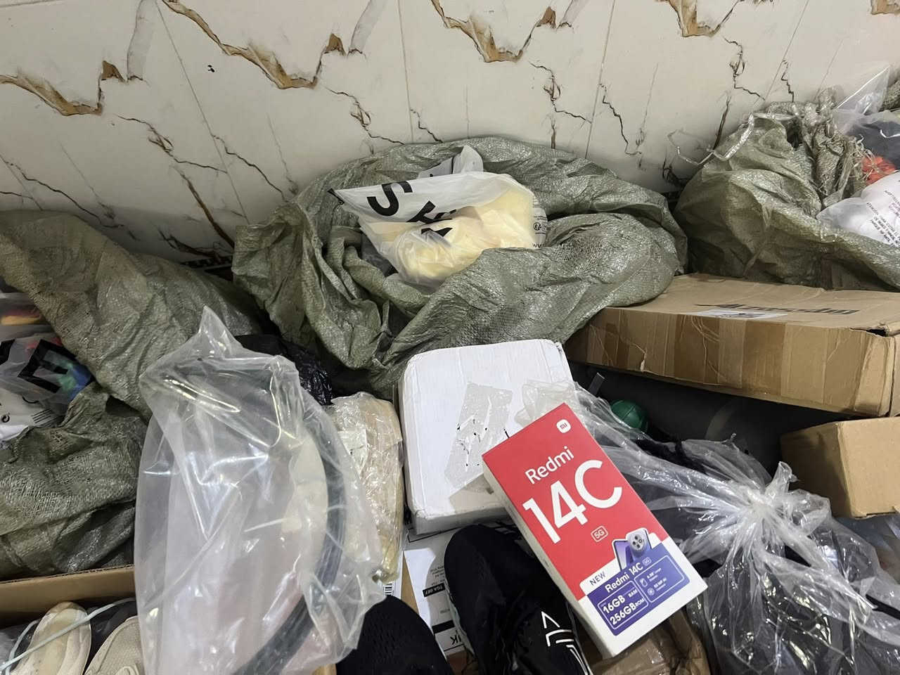 شلعة امزون وملابس شي ان مكس بيها خير من الله قطع ومبايل بيها
٤ شلفان ملابس وكارتونتين ملابس واحذيه بيهن وكارتونتين مكس عنواني نهروان للتواصل *********** واتساب بسعر مناسب
