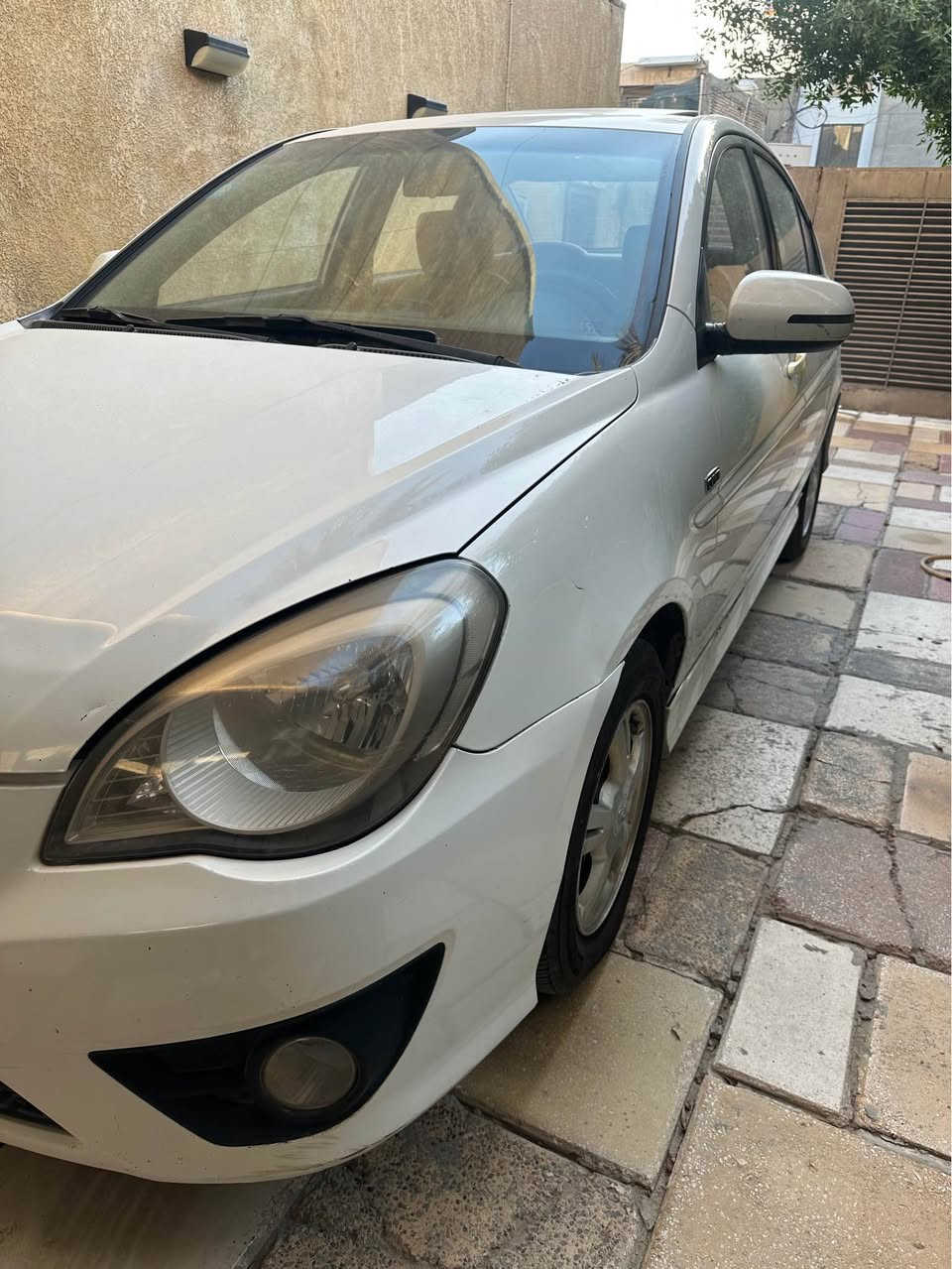 هونداي أكسنت 2011 للبيع
 رقم بغداد الجديد
* موديل: 2011
* محرك: 1600 CC
* كير: أوتوماتيك
* سلايد روف
* ويل كب
* الممشى: 230,000 كم
* اللون: (حسب الصور)
* باب خلفي مبدل نفس اللون

 الحالة:

* مكينة + كير + صدر + تبريد: ممتازة وجاهزة
* السيارة ما تحتاج صرفيات
* شغل يومي بدون مشاكل

 ملاحظات:

* يوجد ملاحظات على الكشر (موضحة بالصور)

السعر 85 ورقه 
 للاستفسار: *********** بغداد, العراق
