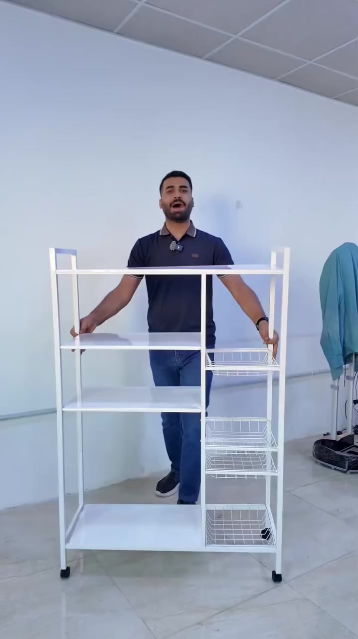 ستاند مطبخ متعدد 4 سلة

الاستخدامات:

لتنظيم أدوات المطبخ والبهارات والمواد الغذائية الجافة.

لتخزين الفواكه والخضروات بطريقة مرتبة وسهلة الوصول.

يمكن استخدامه كرف جانبي لطاولة الطعام أو كعربة تقديم.

مناسب أيضًا للحمامات أو غرف الغسيل لترتيب المنظفات والمستلزمات.

المميزات:

تصميم عملي يوفر مساحة تخزين كبيرة في مساحة صغيرة.

مصنوع من المعدن المقاوم للصدأ مع طلاء متين وسهل التنظيف.

يحتوي على 4 سلال شبكية جانبية لتسهيل رؤية المحتويات وتنظيمها.

مزوّد بعجلات دوّارة لسهولة النقل من مكان لآخر.

ارتفاع مناسب (136 سم) يجعل كل الرفوف والسلال في متناول اليد.

أرفف متعددة الاستخدام لتخزين الأدوات الثقيلة والخفيفة.

متوفر بلون أنيق يتماشى مع مختلف ديكورات المطبخ.

محتويات الصندوق:

قطع الإطار المعدني (جانبي + أفقي).

4 أرفف معدنية ثابتة.

4 سلال شبكية جانبية.

عجلات متحركة (عدد 4).

مفكات وأدوات تثبيت.

دليل تركيب بالصور.

ملاحظات:

بعاد المنتج:

الارتفاع: 136 سم

الطول: 90 سم

العرض: 32 سم

أبعاد الكرتون (التغليف):

الطول: 132 سم

العرض: 33 سم

الارتفاع: 15 سم

يُفضّل تجميع المنتج على سطح مستوٍ لتثبيت الأجزاء بإحكام.

يتحمّل وزنًا جيدًا لكن يُنصح بعدم تحميله بأوزان زائدة في السلال الجانبية.

صنع في الصين
السعر 45الف


**إذا كنت صاحب هذا الإعلان وتريد حذفه لأي سبب، رجاءا أرسل رسالة إلى الدعم الفني**