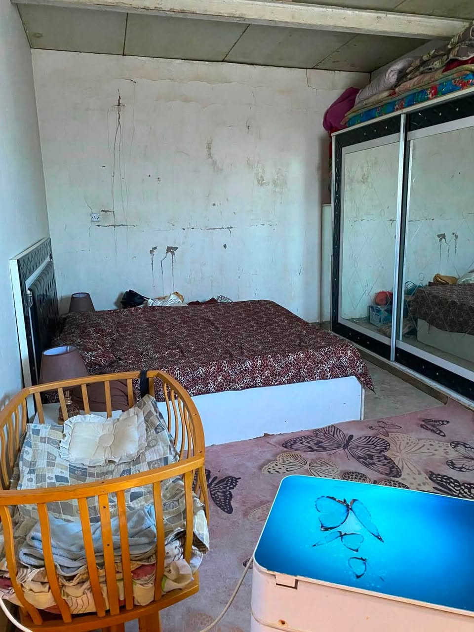 السلام عليكم
بيت تجاوز مساحه ١٠٠ كلي طابقين 
بناء مسلح والطابق الثاني سندويج 
غرفتين وصاله ومطبخ وصحيات خارجيه وداخليه للبيع ١٤ وبيه مجال 
قرب جامع ام البنين 
بيت كامل مكمل 
***********

