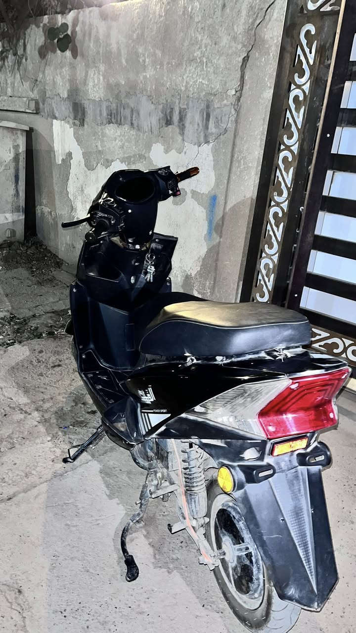 السلام عليكم 

دراجة سكنس شحن للبيع موديل 2025

دراجة نوع الفهد نضيفة صار كم شهر يمي ما تعبانة ولا عطلات 
• 6 بطاريات 
• 32 امبير
• 3 سرعات لكن عطلانة على السرعة الثانية فقط
• نظام رجوع R 
• ملف نحاس 2500 
• صندوق كبير للتخزين
• تتحمل وزن 150kg
• سكليتر رياضي جديد قطعتين 
• بصمة عدد 2 + تشغيل عن بعد + قفل للسرقة

مكاني بغداد شارع فلسطين
السعر : 600 الف بيهة مجال

***********
