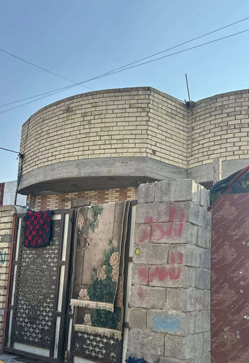 يالله 🙏
دار للبيع مساحة البيت تقرينا ١٢٥ متر في منطقة 
العماري قطاع ٥ شارع سيد حسن 
الدار متكون من 
غرفتين نوم 
صالة 
مطبخ 
استقبال 
منور عدد ٢ 
البيت كاشي 
كافة الخدمات ماء +كهرباء +تبيلط 
للاستفسار الاتصال على الرقم ( ***********)
